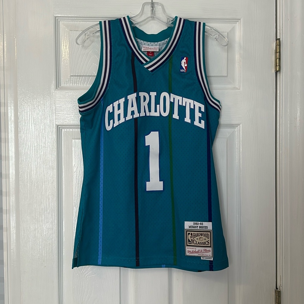 Mitchell & Ness Men's Charlotte Hornets 1992 Muggsy Bogues #1 Swingman Jersey